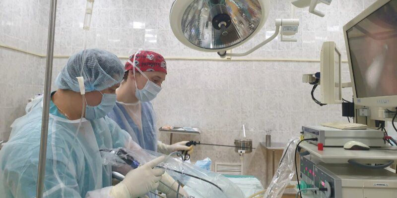Хирурги больницы Сперанского спасли ребенка, проглотившего две батарейки-таблетки