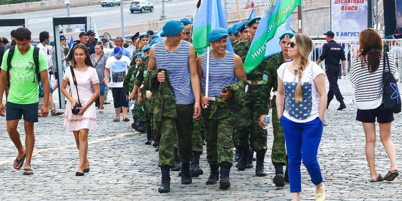 Полевая кухня, эстафеты и концерты: в парках отметят День ВДВ