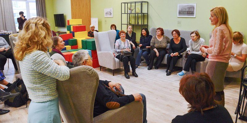 Центры соцобслуживания приглашают отметить День старшего поколения и День учителя