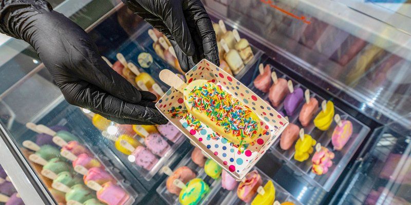 В парках начали продавать мороженое и открыли летние веранды