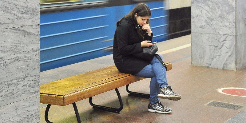 Москвичи все чаще читают книги с экранов смартфонов