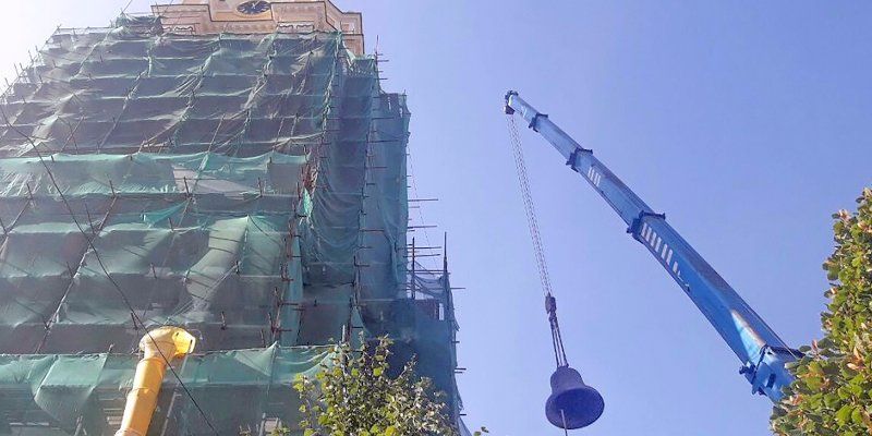 На вторую по высоте звонницу Москвы установили колокол весом 16,5 тонны