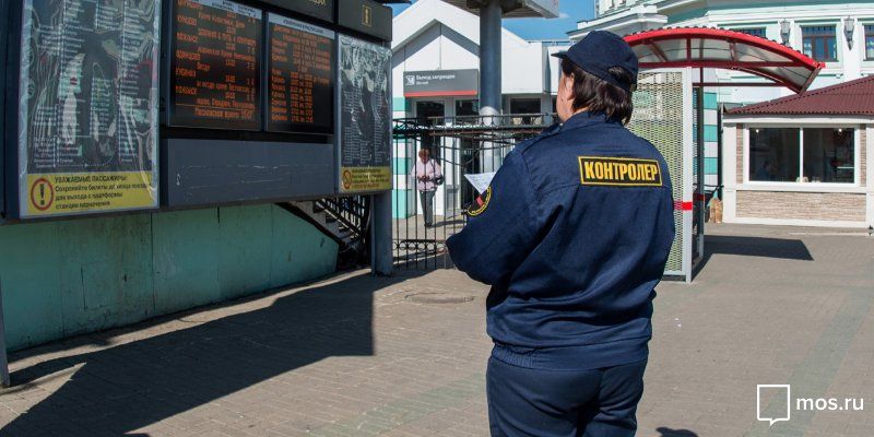 Контролёры пригородных электричек начали принимать банковские карты