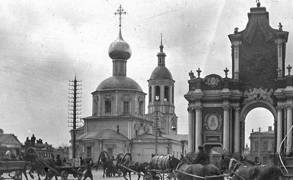Вид на Красные ворота с пролетки. Автор Н. Щапов. 20 апреля 1902 года
