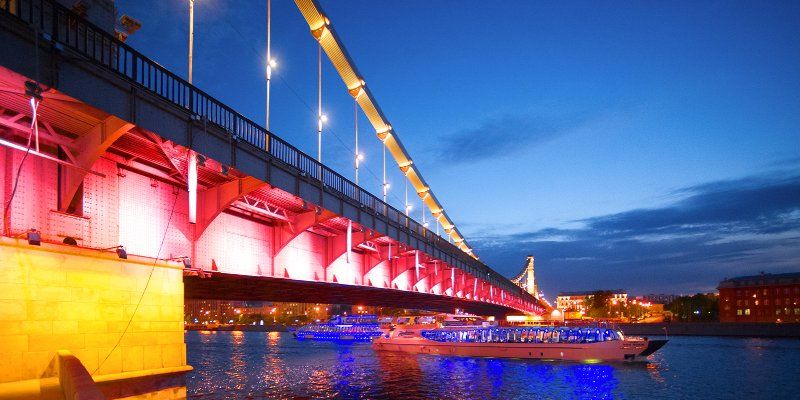 Крымский мост подсветят красными огнями в честь Специального олимпийского движения