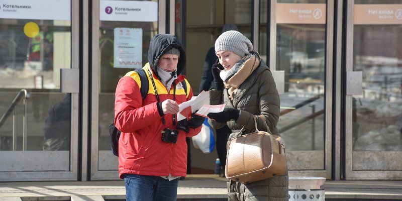 Возле закрытых станций фиолетовой ветки раздали уже 30 тысяч информационных листовок