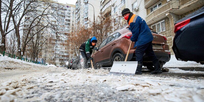Коммунальные службы продолжают уборку улиц