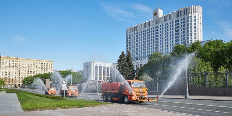 Коммунальные службы начали готовить столицу к Дню города