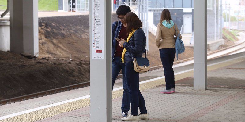 На станциях МЦК обновили плакаты с графиком отправки поездов