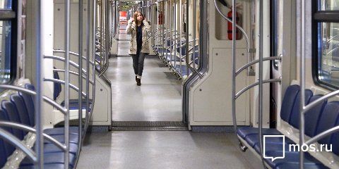О наличии кондиционеров в метро пассажиры узнают по наклейкам в вагонах
