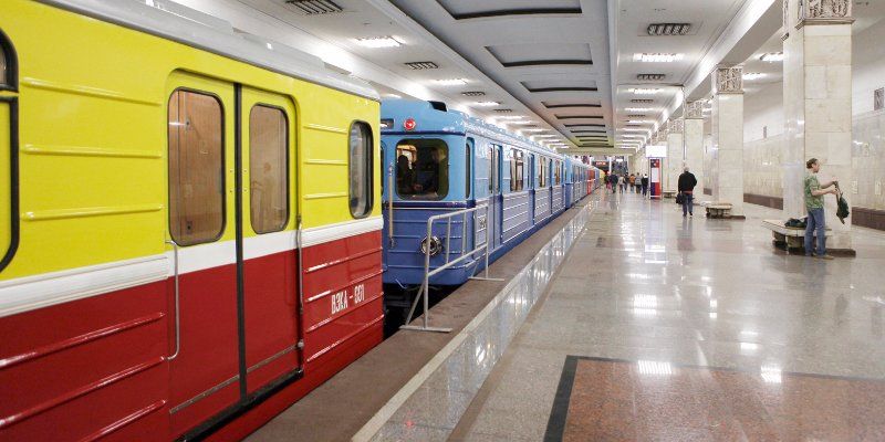В честь 82-летия метро для пассажиров подготовили выставку ретровагонов и парад поездов