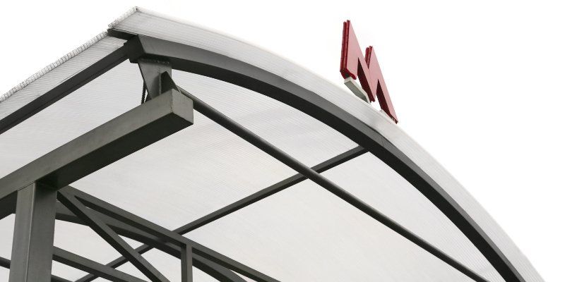 До конца года входы на 12 станций метро укроют навесами от осадков