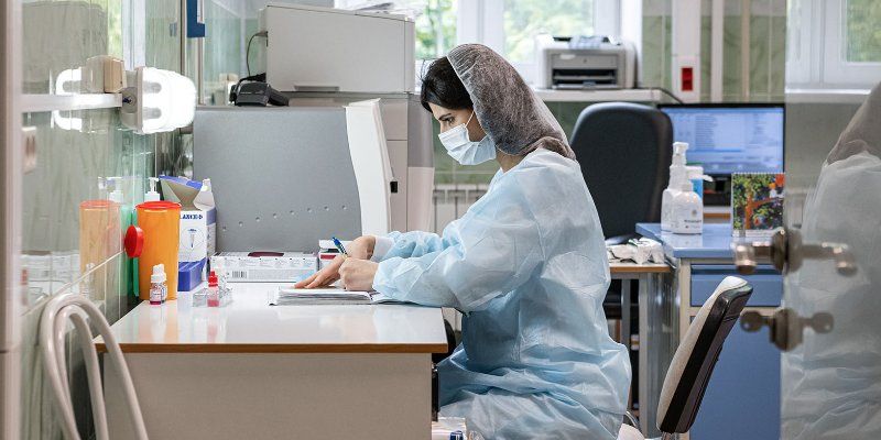 С 1 июля число новых случаев COVID-19 в Москве держится на низком уровне