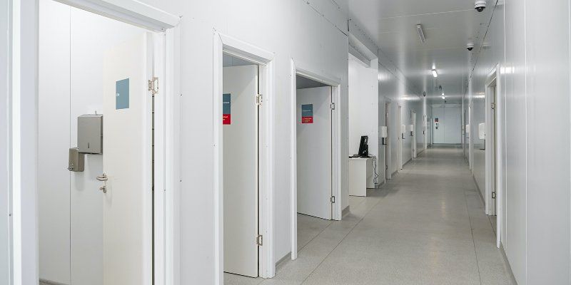 Среднее еженедельное число новых случаев коронавируса за месяц сократилось на четыре процента