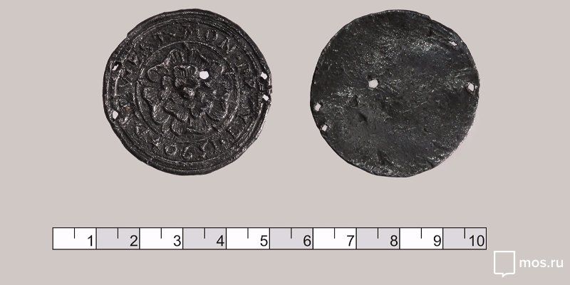В парке «Зарядье» обнаружен старинный английский медальон XVI века с розой Тюдоров