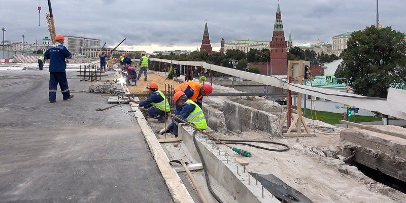 На Большом Каменном мосту начали менять дорожное полотно