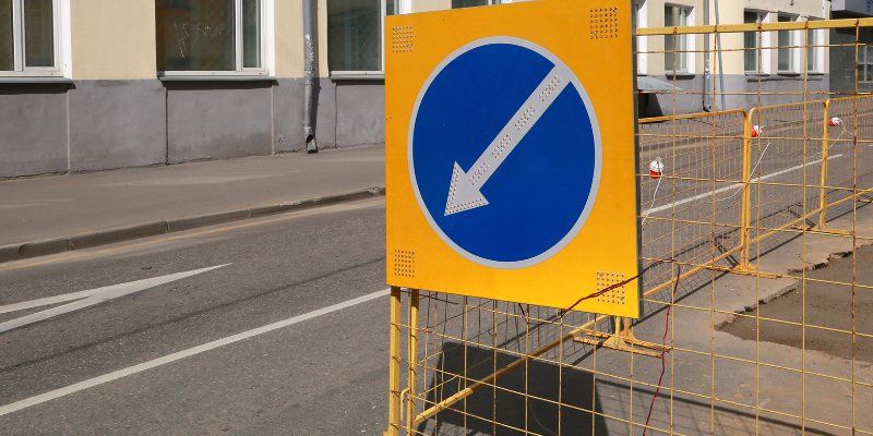 На нескольких участках 1-й Муравской улицы ограничили движение транспорта