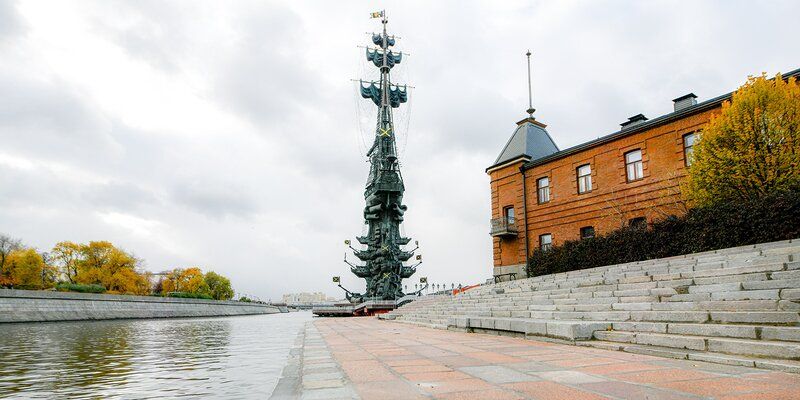 Завершен ремонт набережной рядом с памятником Петру I