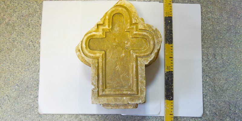 В Южном Медведкове археологи нашли часть старинного надгробия