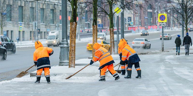На портале «Наш город» теперь можно сообщить о сосульках на крышах и карнизах нежилых зданий