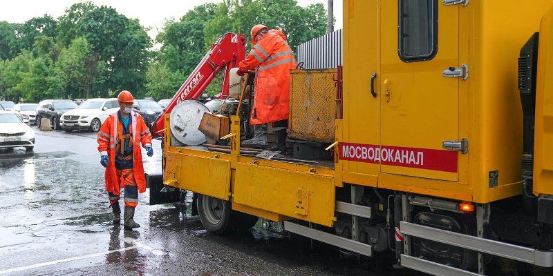 Городские службы оперативно ликвидируют последствия непогоды в Москве