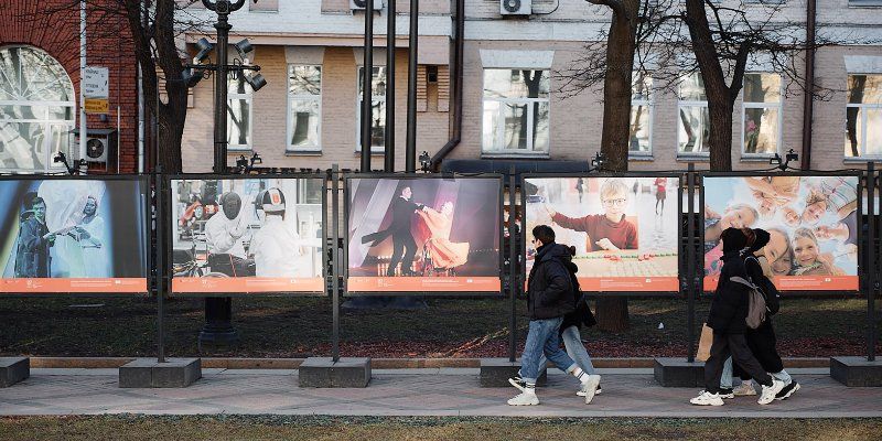 «Город неравнодушных»: на Никитском бульваре открылась фотовыставка о некоммерческих организациях
