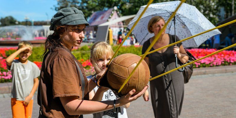 Игровая катапульта и мамонт: лучшие детские развлечения фестиваля «Времена и эпохи»
