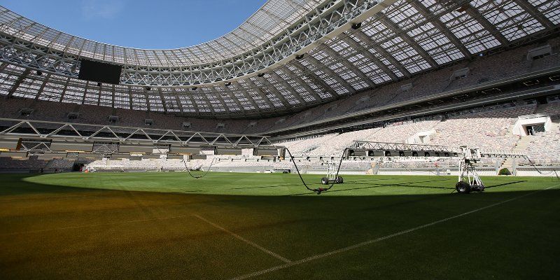 На поле Большой спортивной арены «Лужников» начали наносить разметку