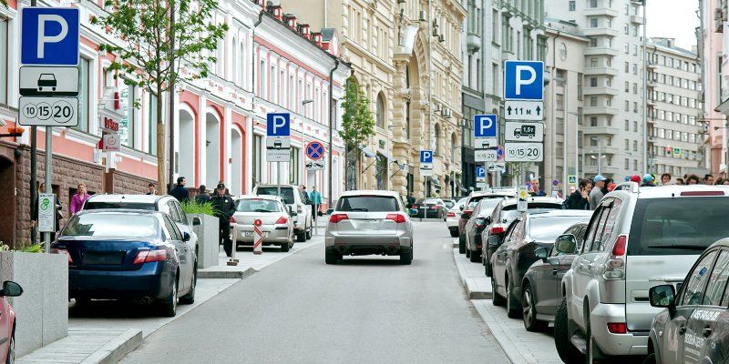 Праздничные выходные: 4 и 5 ноября парковка в столице будет бесплатной