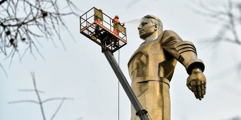 Более 1,1 тысячи памятников помоют после зимы до конца апреля