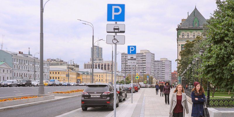 На три праздничных дня парковку в столице сделают бесплатной