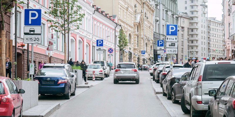 В течение трех праздничных дней парковка в столице будет бесплатной