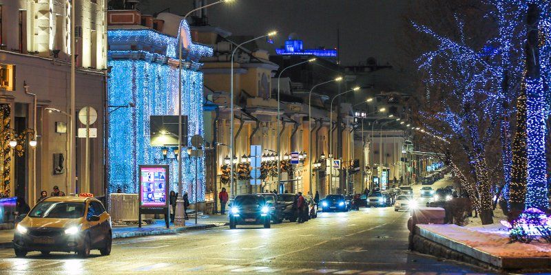 На нескольких улицах в центре ограничили движение в связи с подготовкой к Новому году