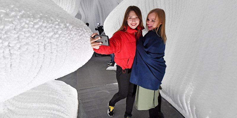 Катки, ледяная пещера, усадьба Деда Мороза: где в Москве ненадолго вернуться в зиму