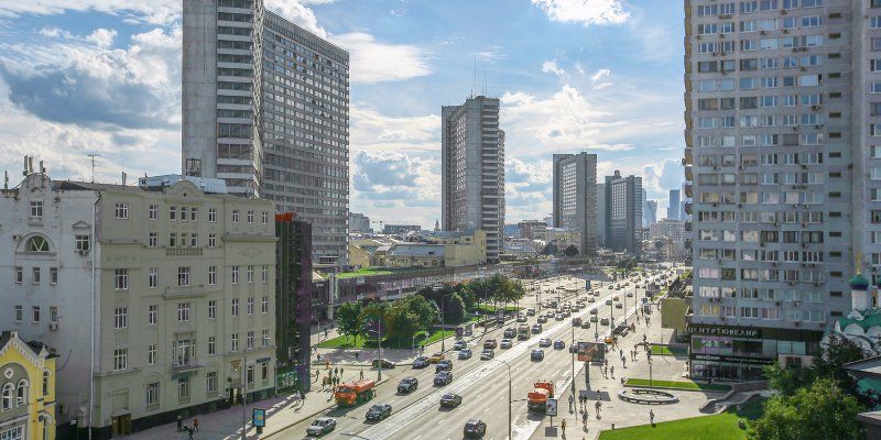 Более тысячи праздничных плакатов украсят городские улицы к 870-летию Москвы