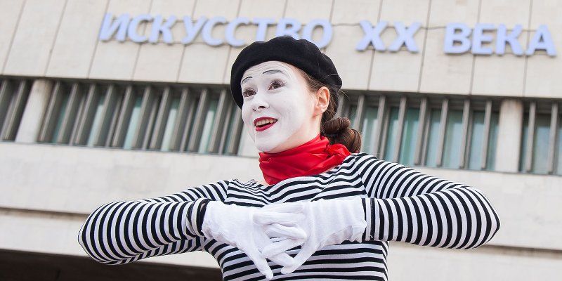 Музыканты, мимы, жонглеры: в каких парках будут выступать уличные артисты