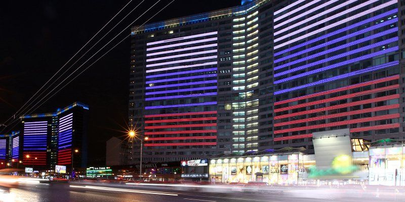 Праздничную подсветку зажгут почти на 100 домах в центре Москвы
