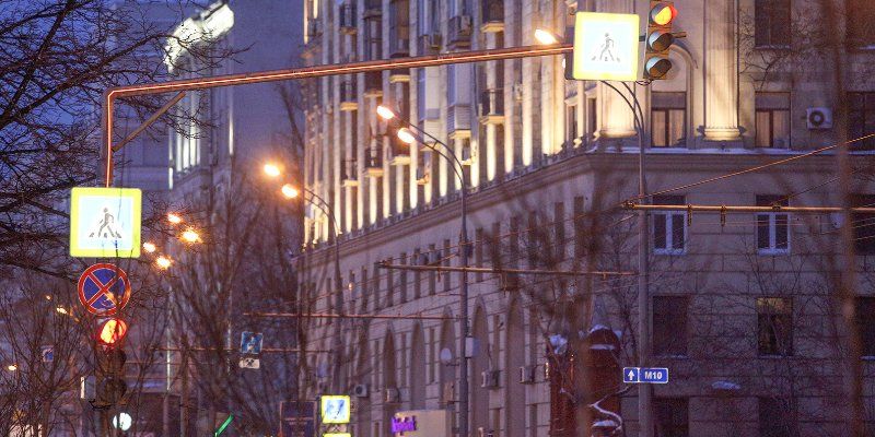 Светофоры со светящимися опорами появились еще на 25 переходах