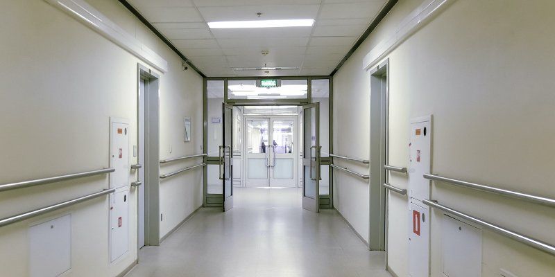 Больше половины новых заболевших коронавирусом моложе 45 лет