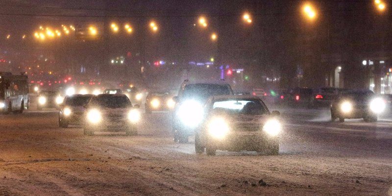 Снег и гололедица на дорогах: столицу ждет зимняя ночь