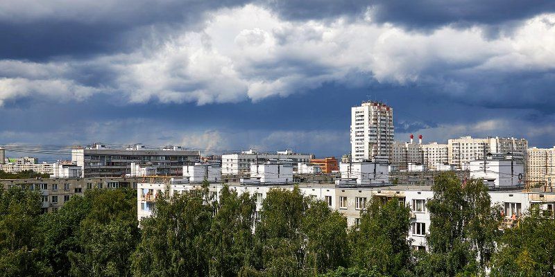 Сильный дождь и ветер сохранятся в столице до конца дня