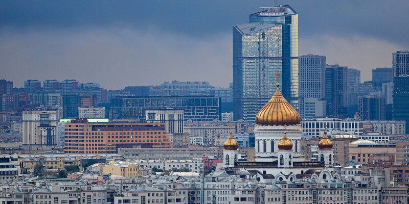 Гроза и сильный ветер сохранятся в Москве до конца дня