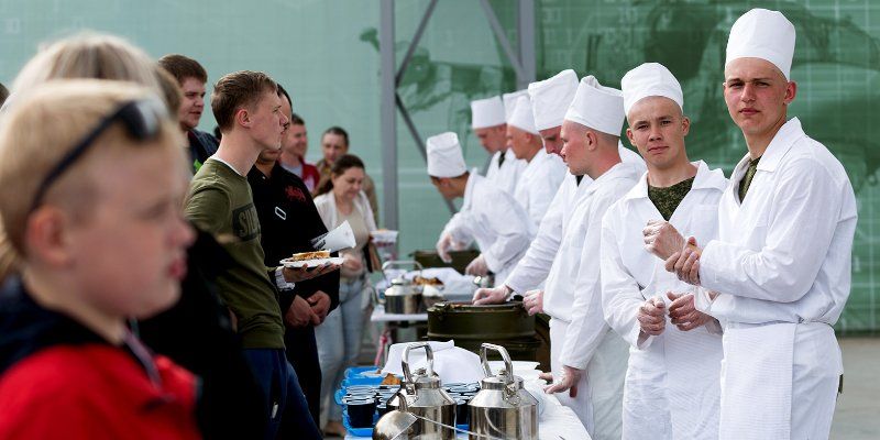 Каша, тушенка и чай: для участников шествия «Бессмертного полка» будут работать полевые кухни