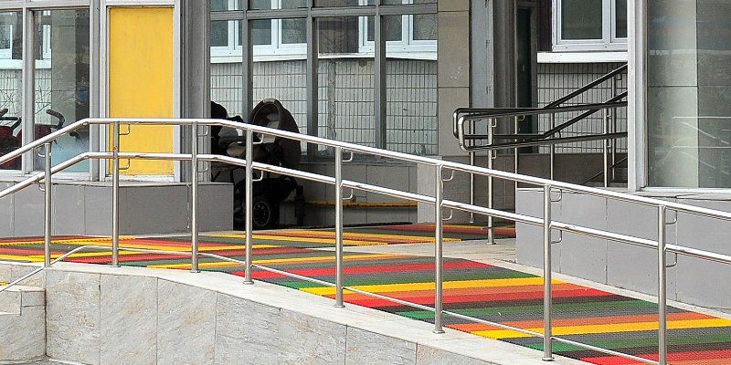 В детской поликлинике в Западном Бирюлеве заменят пандус и установят поручни