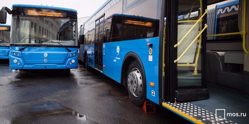 Около 125 тысяч москвичей ежедневно пользуются автобусами-полуэкспрессами