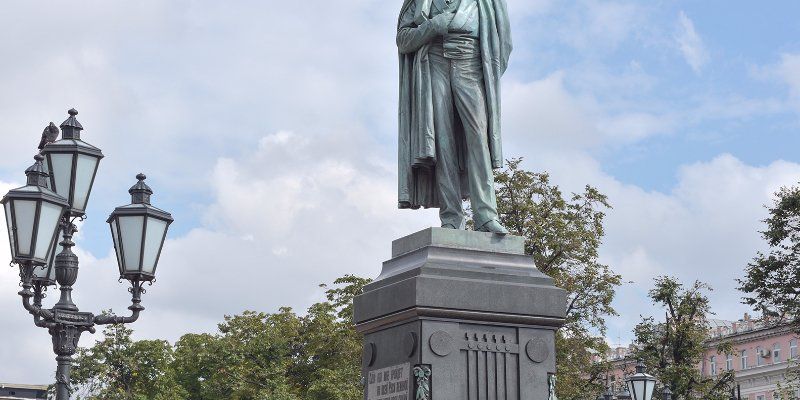 Moscow’s Alexander Pushkin monument face-lifted and once again in place for everyone to admire