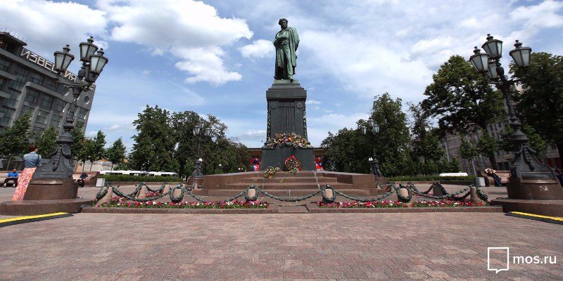 Памятник Пушкину изменит цвет после реставрации