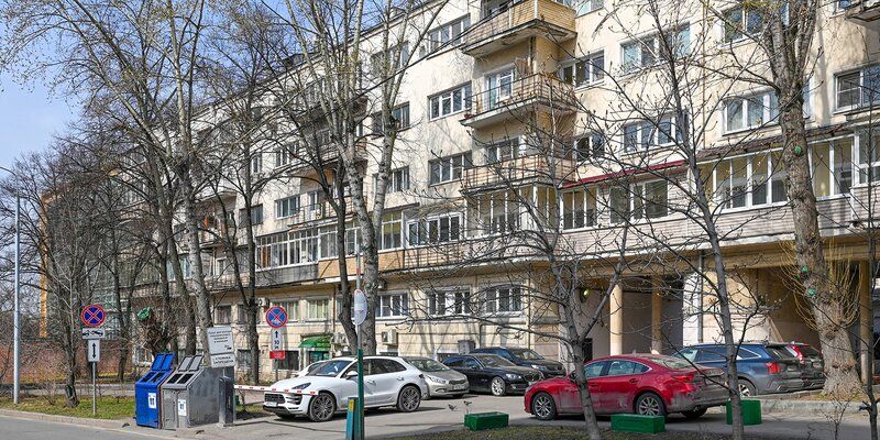 В Большом Девятинском переулке отремонтируют фасад здания 1935 года постройки