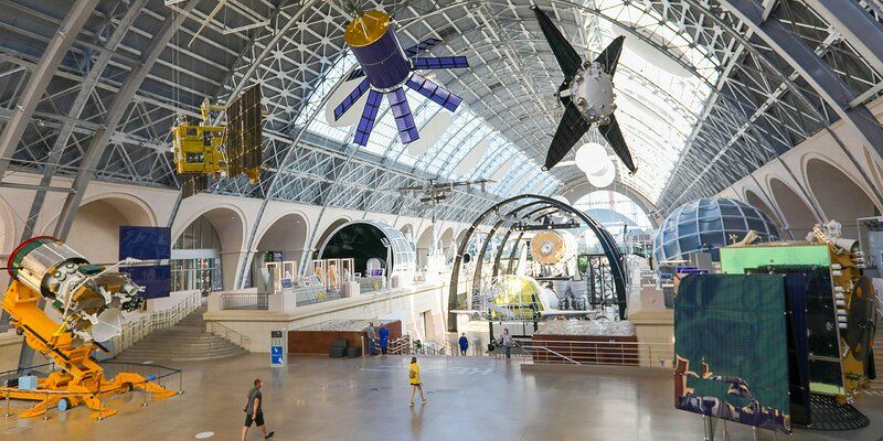 Москвичи выберут программу занятий в центре «Космонавтика и авиация» на ВДНХ
