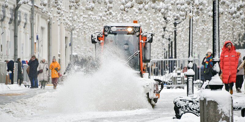 Около 12,5 тысячи единиц уборочной техники будут круглосуточно очищать город от снега